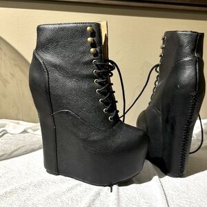 BEAUTIFUL SIZE 7  BLACK LEATHER LACE UP JEFFREY CAMPBELL PLATFORM BOOTS